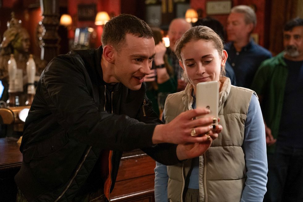 eastenders,02 05 2024,6902,olly alexander, britney,sous embargo jusqu'au mardi 23 avril 2024,service public de la BBC,jack barneskieron mccarron