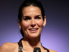 L'actrice Angie Harmon accepte le prix Champions for Children lors du 20e déjeuner annuel de printemps de Saks Fifth Avenue au Beverly Wilshire Hotel le 9 avril 2008 à Beverly Hills, en Californie.