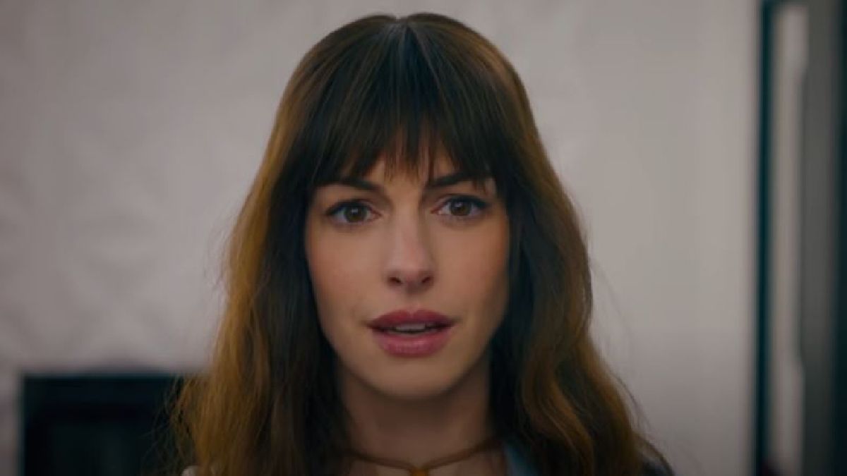 Anne Hathaway révèle qu'on lui demandait de s'embrasser avec un groupe de mecs pour des comédies romantiques lors des auditions : « dégueulasse » 
