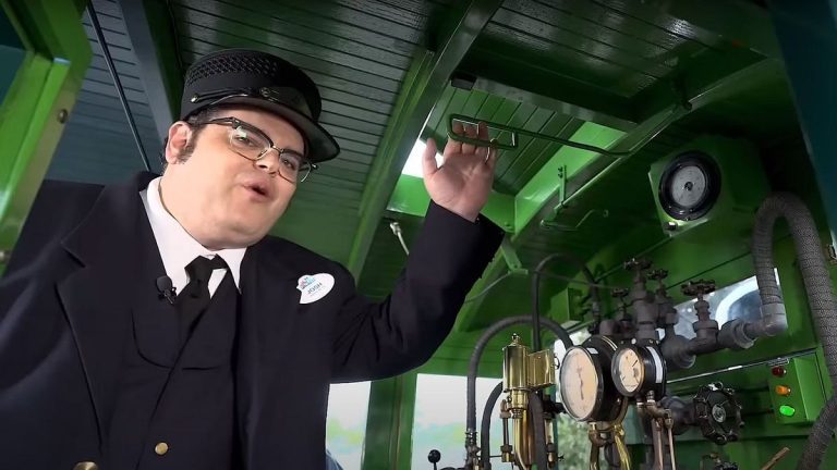 Après que Josh Gad soit devenu viral sur TikTok pour avoir fait une visite hilarante sur Disneyland Railroad, et j'ai une idée A+ pour quel trajet il devrait raconter ensuite
