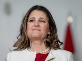 La ministre des Finances, Chrystia Freeland, écoute un conférencier lors d'une conférence de presse à Vancouver, le mercredi 27 mars 2024.