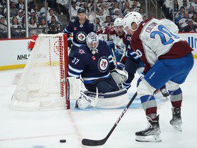 BILLECK : Hellebuyck a volé la vedette et la victoire lors du premier match