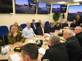 Cette photo fournie gracieusement par le bureau du Premier ministre israélien, prise le 14 avril 2024, montre le Premier ministre israélien Benjamin Netanyahu (au centre) lors d'une réunion du Cabinet de guerre au Kirya à Tel Aviv.  Les Gardiens de la révolution iraniens ont confirmé début 14 avril 2024 qu'une attaque de drones et de missiles était en cours contre Israël en représailles à une frappe meurtrière de drone le 1er avril contre son consulat de Damas.