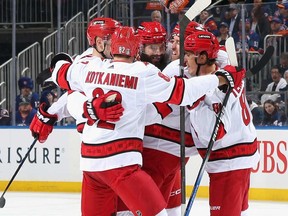 Les Hurricanes de la Caroline célèbrent un but de première période de Brent Burns #8 des Hurricanes de la Caroline (au centre) lors du troisième match de la première ronde des séries éliminatoires de la Coupe Stanley 2024 à l'UBS Arena le 25 avril 2024 à Elmont, NY