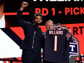 Caleb Williams pose avec le commissaire de la NFL Roger Goodell après avoir été sélectionné premier au classement général par les Bears de Chicago lors du premier tour du repêchage 2024 de la NFL au Campus Martius Park et à Hart Plaza le 25 avril 2024 à Detroit, Michigan.