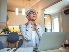 Les symptômes non gérés de la ménopause coûtent à l'économie canadienne 3,5 milliards de dollars par an en jours de travail, en productivité et en revenus perdus, les femmes réduisant leurs heures de travail ou abandonnant complètement leur emploi.