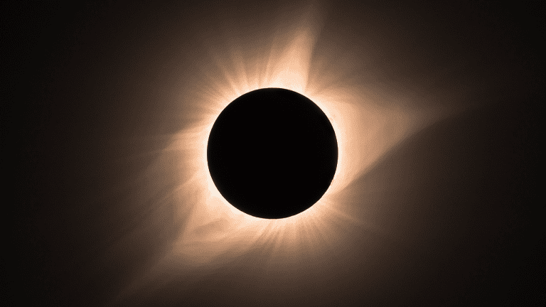 Comment regarder l'éclipse de 2024 : à quelle heure la voir lundi, de quelles lunettes vous aurez besoin et plus encore
