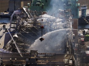 La vue depuis la tour du Parlement pendant que les pompiers danois et le personnel d'urgence travaillent après qu'un incendie ait ravagé la Bourse historique de Boersen et renversé sa flèche emblématique à Copenhague le 17 avril 2024.