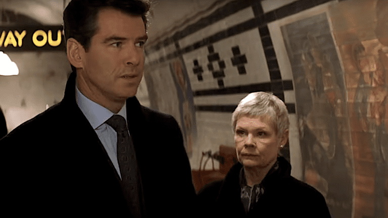 Dame Judi Dench révèle comment elle a réagi lors de sa première rencontre avec Pierce Brosnan, co-star de 007, et je ressens tellement cela
