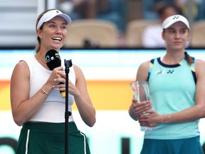 Danielle Collins, des États-Unis, s'adresse aux fans après avoir battu Elena Rybakina, du Kazakhstan, lors de la finale féminine au Hard Rock Stadium le 30 mars 2024 à Miami Gardens, en Floride.