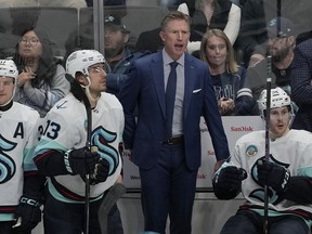 L'entraîneur-chef du Seattle Kraken, Dave Hakstol, réagit envers les joueurs pendant la troisième période du match de hockey de l'équipe dans la LNH contre les Sharks de San Jose à San Jose, en Californie, le lundi 1er avril 2024.