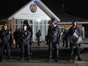 DOSSIER - Des agents de sécurité montent la garde devant l'église orthodoxe assyrienne de Sydney, en Australie, le 15 avril 2024. Quatre adolescents ont comploté pour acheter des armes à feu et attaquer des Juifs quelques jours après qu'un évêque a été poignardé dans une église de Sydney, selon des documents de police cités dans des reportages sur Lundi 29 avril 2024.