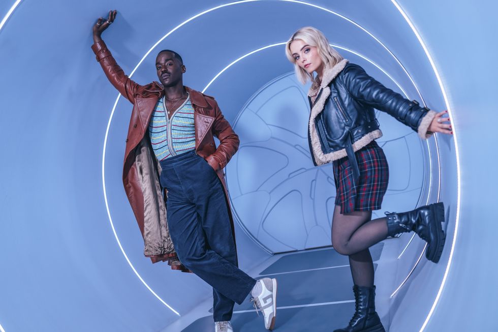 docteur qui met en vedette ncuti gatwa et millie gibson dans le rôle du docteur et rubis dimanche dans le couloir de tardis