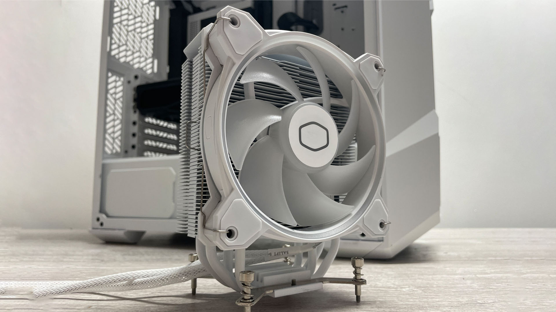 Image d'examen du Cooler Master Hyper 212 Halo White le montrant hors d'un boîtier PC.