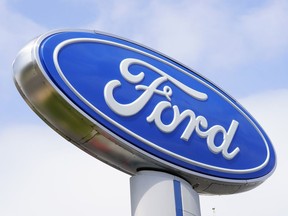 DOSSIER – Une pancarte Ford est exposée chez un concessionnaire à Springfield, en Pennsylvanie, le mardi 26 avril 2022. Ford rappelle près de 43 000 petits SUV, le mercredi 10 avril 2024, car de l'essence peut s'échapper des injecteurs de carburant sur les surfaces chaudes du moteur. , augmentant ainsi le risque d'incendie.  Mais le remède au rappel n’inclut pas la réparation des fuites de carburant.