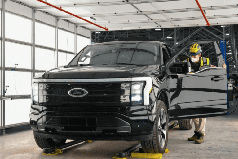 Ford retarde certains véhicules électriques et se concentre à nouveau sur les hybrides