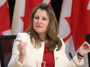 La ministre des Finances, Chrystia Freeland, participe à une conférence de presse pour annoncer un nouveau fonds pour la santé mentale des jeunes au Théâtre National de la Presse à Ottawa, le mardi 9 avril 2024.