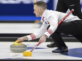 Le capitaine canadien Brad Gushue livre une pierre contre la République tchèque aux Championnats du monde de curling masculin à Schaffhouse, en Suisse, le samedi 30 mars 2024. Gushue a remporté une victoire de 7-4 contre Wouter Goesgens, des Pays-Bas, au championnat du monde de curling masculin, mercredi. .