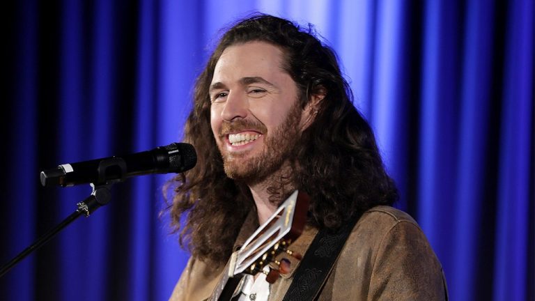 Hozier réagit en devenant le premier artiste irlandais depuis Sinéad O'Connor à figurer en tête des charts américains avec "Too Sweet"
