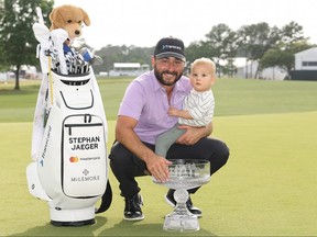 Stephan Jaeger, d'Allemagne, pose pour une photo avec le trophée et sa famille.