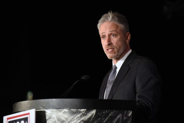 Jon Stewart dit qu’Apple lui a demandé de ne pas accueillir la présidente de la FTC, Lina Khan