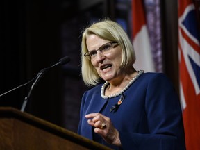 La ministre ontarienne de la Santé, Sylvia Jones, s'adresse aux médias à Queen's Park, à Toronto, le 14 septembre 2022. Jones affirme que la province prend des mesures pour alléger le fardeau administratif des médecins.