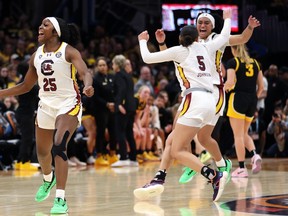 Raven Johnson #25 des Gamecocks de Caroline du Sud célèbre après avoir battu les Hawkeyes de l'Iowa lors du championnat national du tournoi de basket-ball féminin de la NCAA 2024 au Rocket Mortgage FieldHouse à Cleveland dimanche.  Caroline du Sud 87-75.