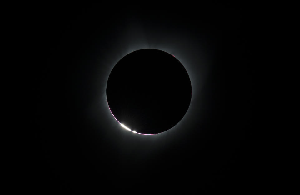 L'effet Bailey's Bead est observé lorsque la lune effectue son dernier mouvement au-dessus du soleil lors de l'éclipse solaire totale du lundi 21 août 2017 au-dessus de Madras, Oregon.  Une éclipse solaire totale a balayé une étroite partie des États-Unis contigus, de Lincoln Beach, dans l’Oregon, à Charleston, en Caroline du Sud.  Une éclipse solaire partielle était visible sur l’ensemble du continent nord-américain ainsi que dans certaines parties de l’Amérique du Sud, de l’Afrique et de l’Europe.  Crédit photo : (NASA/Aubrey Gemignani)