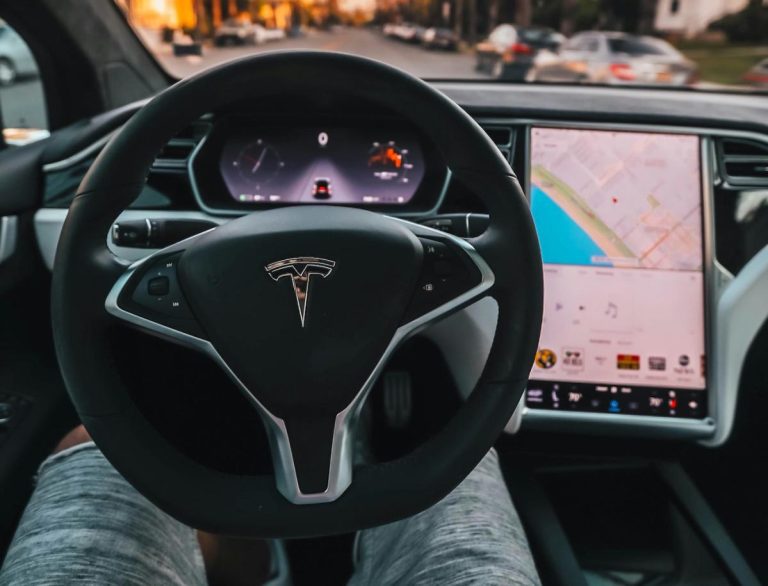 La NHTSA conclut son enquête sur Tesla Autopilot après avoir lié le système à 14 décès