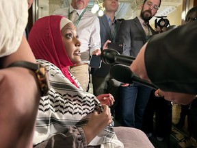 La députée provinciale de l'Ontario, Sarah Jama, entourée de journalistes.