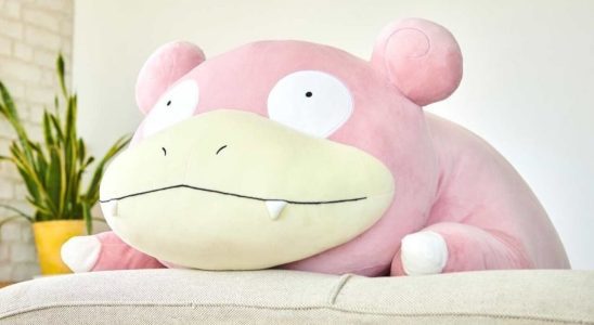 La peluche géante Slowpoke du Pokémon Center est en cours de réapprovisionnement