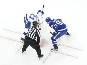 Une nouvelle étude révèle que plus de 86 pour cent des Ontariens qui ont récemment joué en ligne l'ont fait via des sites réglementés, bien que le marché non réglementé soit encore important.  Le capitaine des Maple Leafs John Tavares et Brayden Point du Lightning regardent la rondelle lors d'une mise au jeu en troisième période d'un match de la LNH à Toronto le mercredi 3 avril 2024.