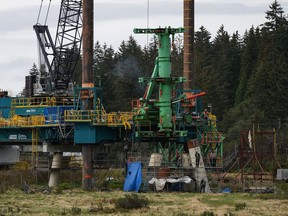 Un pont à chevalets en construction pour soutenir les conduites cryogéniques qui transféreront le gaz naturel liquéfié du stockage aux navires à quai est visible à Kitimat, en Colombie-Britannique, le mercredi 28 septembre 2022.