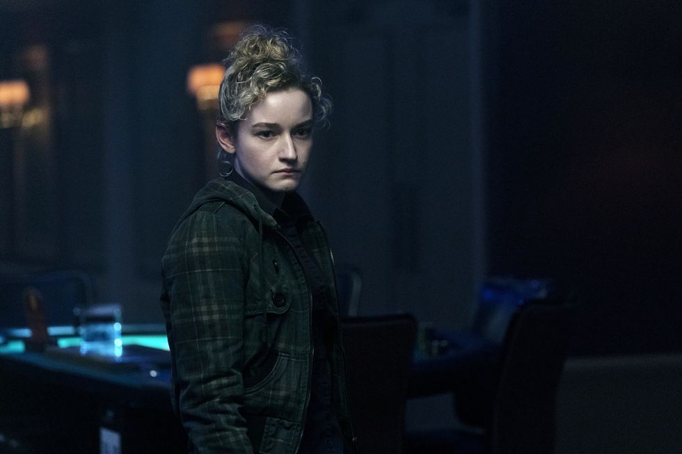 une Ruth Langmore à l'air pensive, jouée par Julia Garner, à Ozark