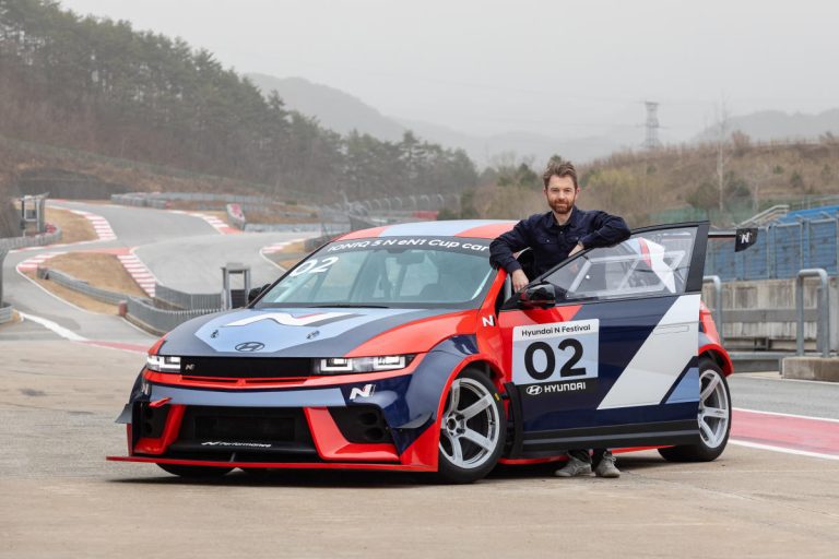 La voiture Ioniq 5 N eN1 Cup de Hyundai apporte des performances électriques extrêmes sur la piste