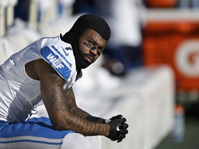 Le cornerback des Detroit Lions Cameron Sutton (1) regarde depuis le banc de touche pendant la seconde moitié d'un match de football de la NFL contre les Ravens de Baltimore, le 22 octobre 2023, à Baltimore.  Le mercredi 20 mars 2024, le département du shérif de Floride a déclaré qu'il disposait d'un mandat d'arrêt pour violence domestique visant à arrêter Sutton et a demandé l'aide du public pour le retrouver.