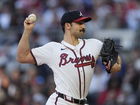 Le lanceur des Atlanta Braves Spencer Strider (99) livre lors de la première manche d'un match de baseball contre les Diamondbacks de l'Arizona le vendredi 5 avril 2024, à Atlanta.