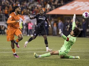 L'attaquant du Forge FC Beni Badibanga (à gauche) dépasse le gardien du Cavalry FC Marco Carducci lors de la finale de football de la Première Ligue canadienne à Hamilton le samedi 28 octobre 2023. Il semble que Canadian Soccer Business et Mediapro aient résolu leurs différends en matière de diffusion.