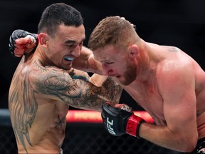 Justin Gaethje et Max Holloway échangent des grèves lors de leur combat pour le titre BMF à la T-Mobile Arena le 13 avril 2024 à Las Vegas, Nevada.