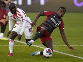 Richie Laryea (22), milieu de terrain du FC Toronto, convoite le bal avec Ema Boateng, milieu de terrain de la Révolution de la Nouvelle-Angleterre.