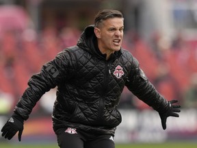 L'entraîneur du Toronto FC, John Herdman, se tient sur la ligne de touche lors de l'action de la MLS contre le Charlotte FC à Toronto le samedi 9 mars 2024. Des défaites consécutives contre le Sporting Kansas City et Vancouver et une liste croissante de blessures ont ramené le Toronto FC sur terre après un impressionnant début de saison 3-1-1 en MLS.