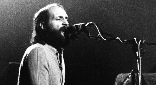 Mike Pinder of the Moody Blues performs on stage in March 1972 in Amsterdam, Netherlands. (Photo by Gijsbert Hanekroot/Redferns)