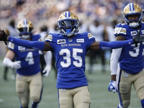 Demerio Houston (35 ans) des Blue Bombers de Winnipeg célèbre son interception contre les Tiger-Cats de Hamilton lors de la première moitié de l'action de la LCF à Winnipeg le vendredi 9 juin 2023. Houston espère que le nouveau coéquipier des Stampeders de Calgary, Jake Maier, ne gardera pas de rancune.  Houston a intercepté Maier à deux reprises la saison dernière en tant que membre des Blue Bombers, retournant un touché de 45 verges pour un touché.  Houston s'est joint aux Stampeders en tant qu'agence libre, signant un contrat de deux ans avec Calgary.