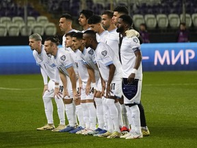 Les joueurs israéliens posent pour les photographes avant le début du match de football de qualification pour l'Euro 2024 entre Israël et l'Islande, au stade Szusza Ferenc à Budapest, en Hongrie, le jeudi 21 mars 2024.