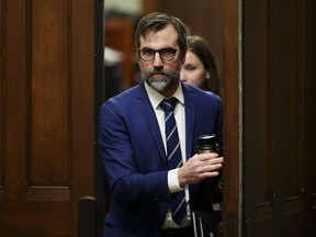 Le ministre de l'Environnement Steven Guilbeault quitte le caucus sur la Colline du Parlement à Ottawa le mercredi 20 mars 2024.