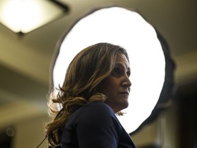 La ministre des Finances Chrystia Freeland participe à une entrevue télévisée après le dépôt du budget sur la Colline du Parlement à Ottawa, le mardi 16 avril 2024.