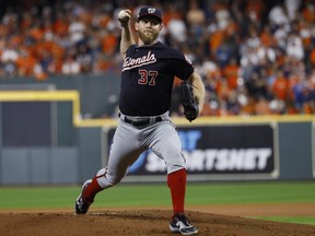 Stephen Strasburg lance lors de la première manche du sixième match des World Series entre les Nationals et les Astros, à Houston, le 29 octobre 2019. Strasburg, le MVP des World Series 2019 dont la carrière a déraillé en raison de blessures, a été officiellement répertorié par la MLB comme étant a pris sa retraite le samedi 6 avril 2024.