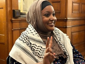 Sarah Jama, députée indépendante, s'adresse aux médias tout en portant un keffieh à Queen's Park, à Toronto, le mardi 23 avril 2024. Le keffieh a occupé le devant de la scène à l'Assemblée législative de l'Ontario mardi alors que les manifestants déployant les foulards ont été expulsés des galeries publiques et une députée indépendante en a drapé une sur ses épaules, au mépris ouvert de l'interdiction de la tenue vestimentaire imposée par le Président.