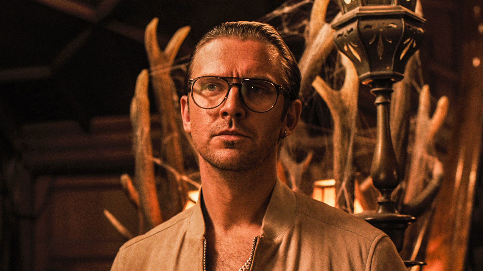 Le look de Dan Stevens dans Abigail a été inspiré par Je pense que tu devrais partir avec Tim Robinson
