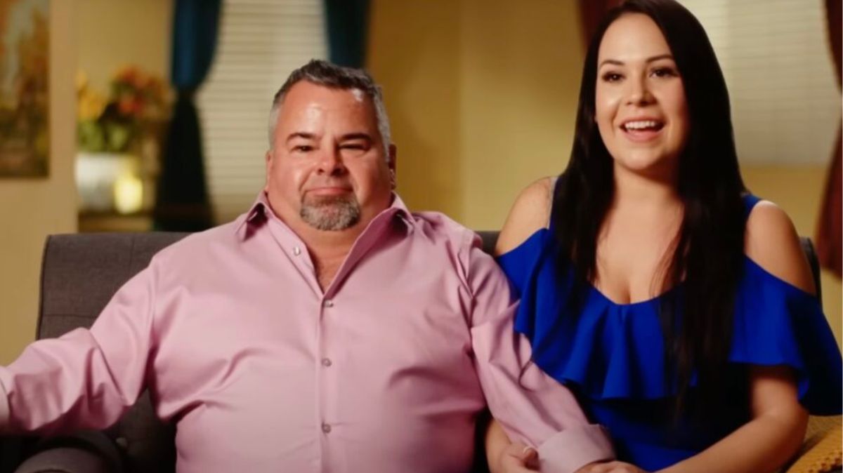 Liz and Ed sitting down in 90 Day Fiance.